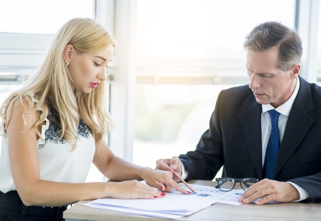 business-composition-with-modern-style.jpg красные ногти