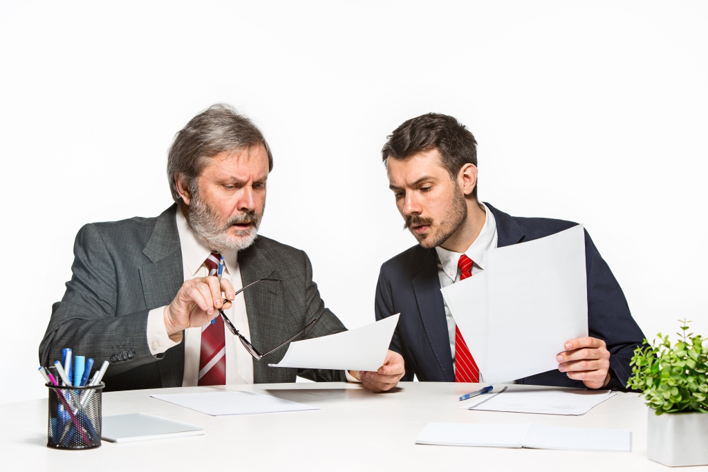 two-colleagues-working-together-office.jpg мужчины