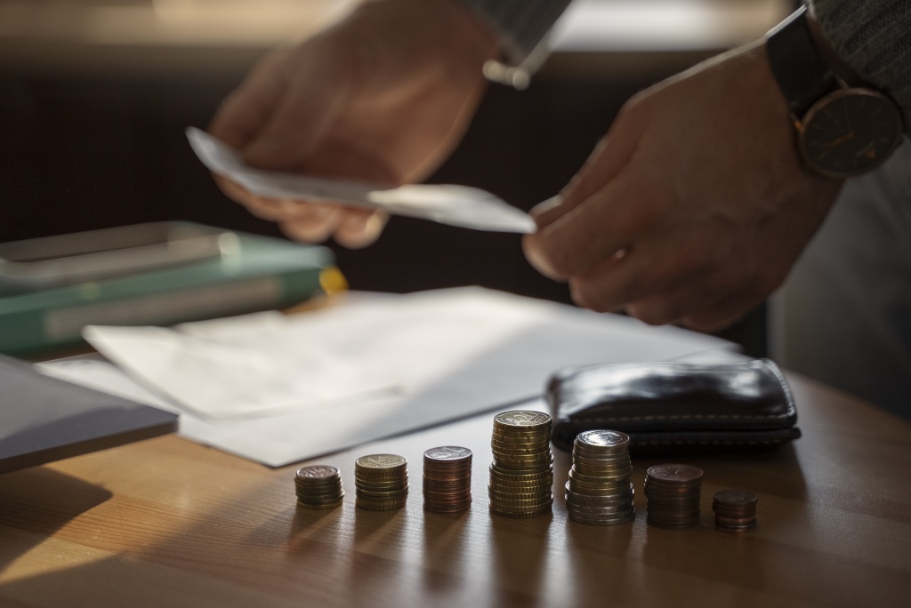 close-up-coins-saved-energy-crisis-expenses.jpg бумаги